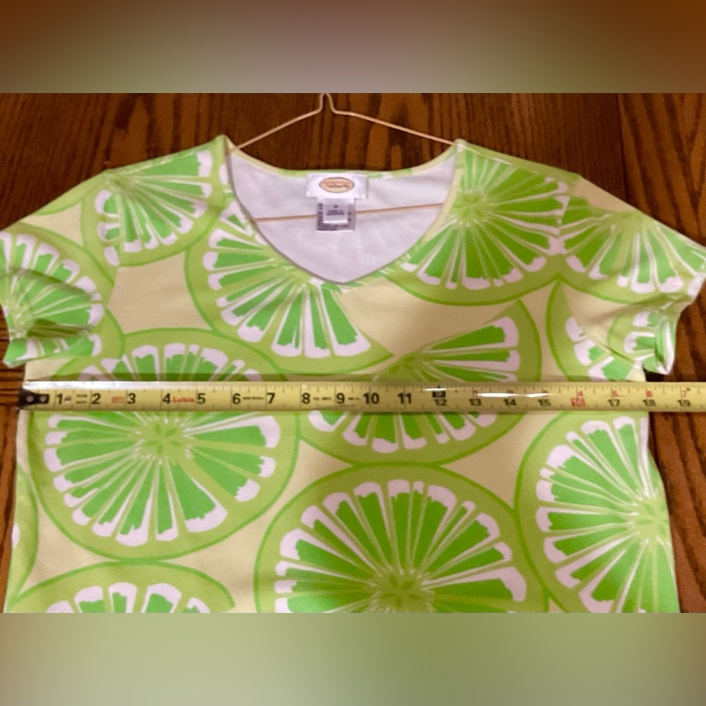 Green lime slices pattern vneck T-shirt - Picture 7 of 8